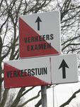 908025 Afbeelding richtingborden voor het verkeersexamen, bij Park Transwijk te Utrecht.